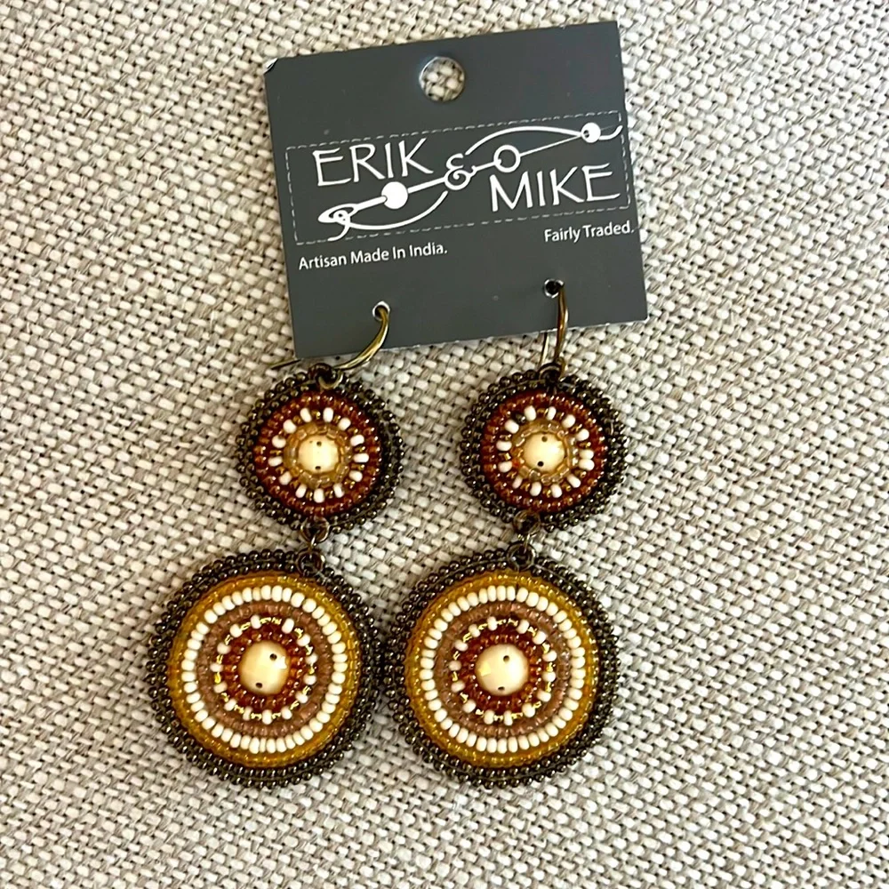 Cute light weight beaded earrings. - Picture 1 of 5